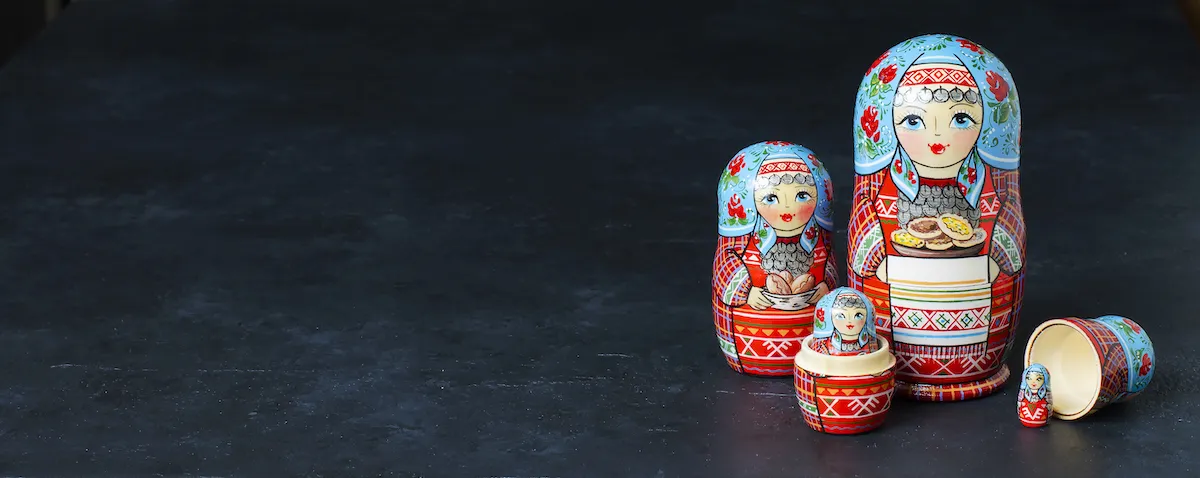 Cinq matryoshkas rouges traditionnelles alignees par taille decroissante