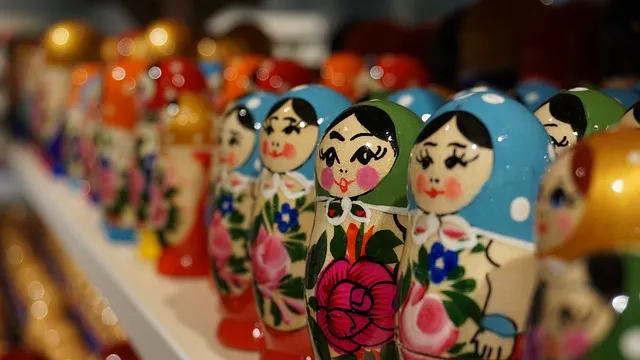Grande collection de matryoshkas de differentes tailles et styles