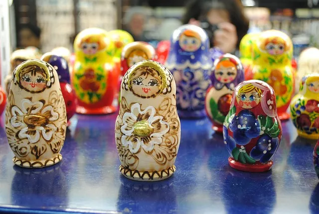 Detail d'une matryoshka ouverte montrant les poupees interieures emboitees